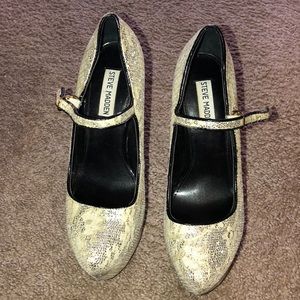 Great condition Steve Madden platform pumps